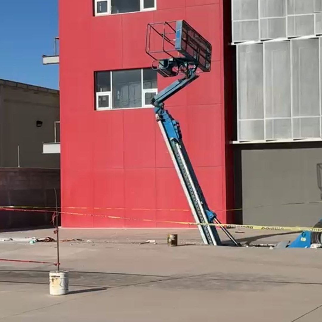 Tres personas resultaron lesionadas  luego de que la grúa en la que realizaban trabajos de pintura se viniera abajo tras colapso se estacionamiento.